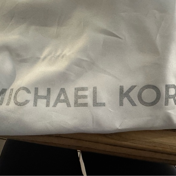 Michael kors bag used twice. Comes with bag. - Picture 2 of 3